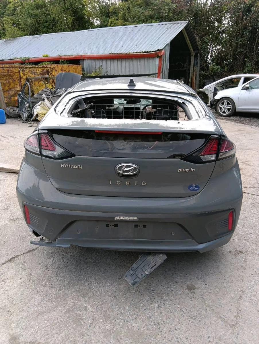 Breaking Hyundai ionic 2017 hybrid - Image 2