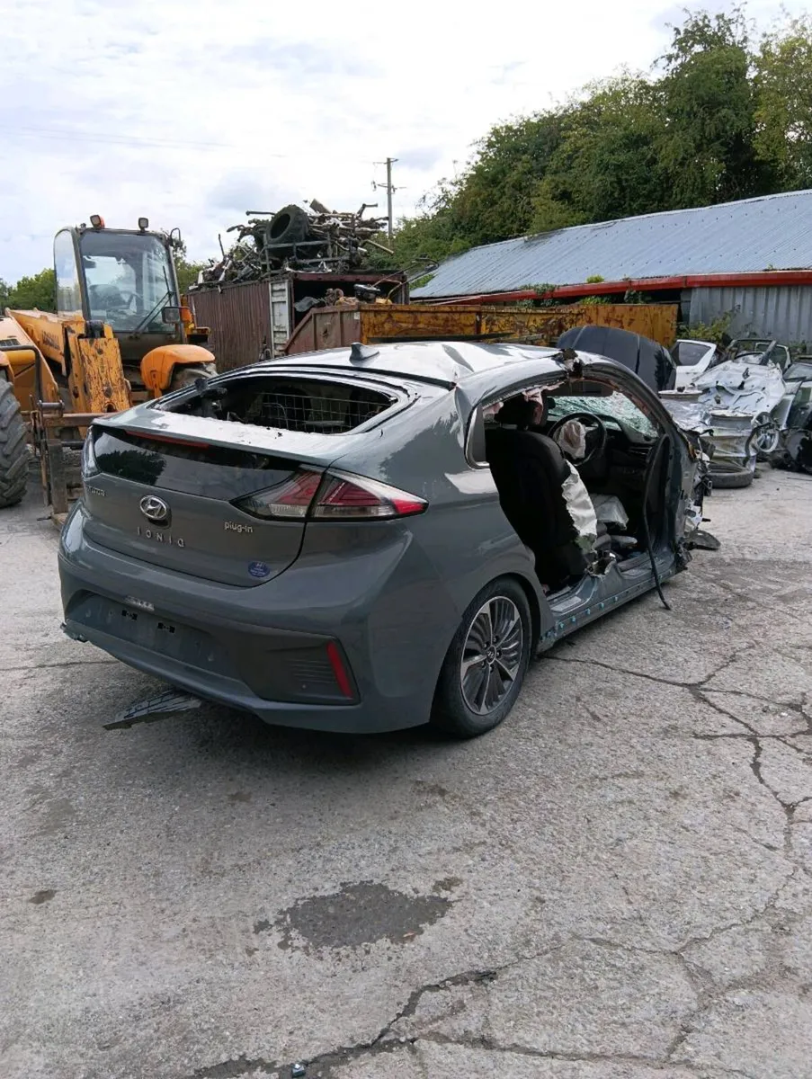 Breaking Hyundai ionic 2017 hybrid - Image 3