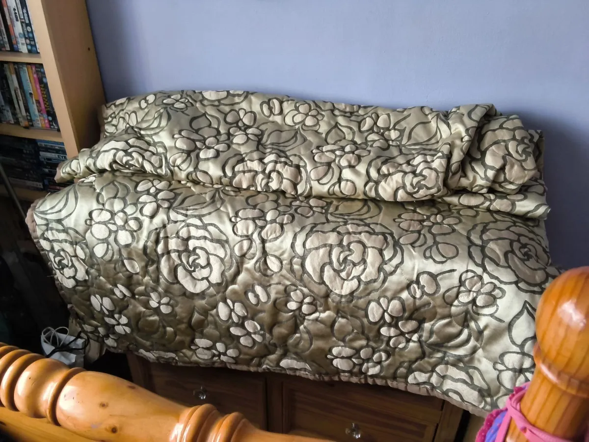 Lovely vintage king, size bed quilt. Good conditio - Image 2