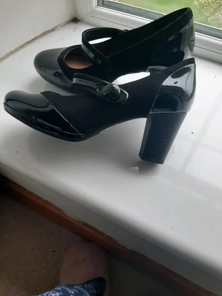 Size 6 Womens Shoes - Never Worn