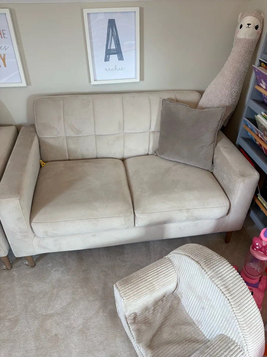 Couch's - Image 1