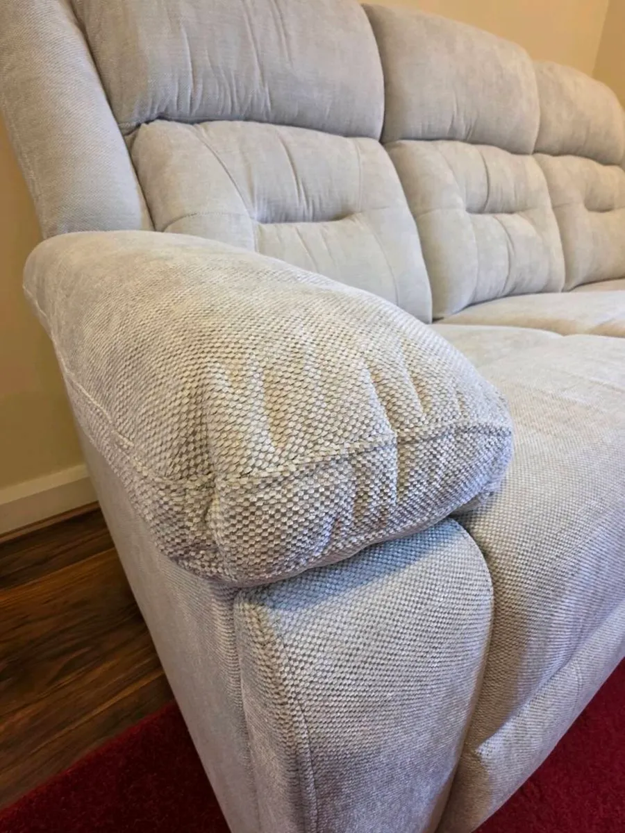 New recliner sofa - Image 3