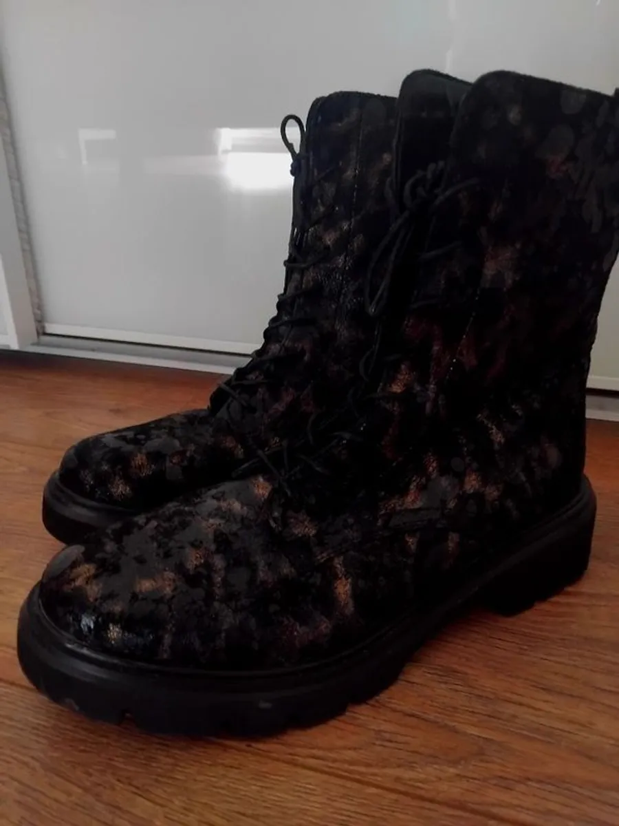 Boots - Image 2