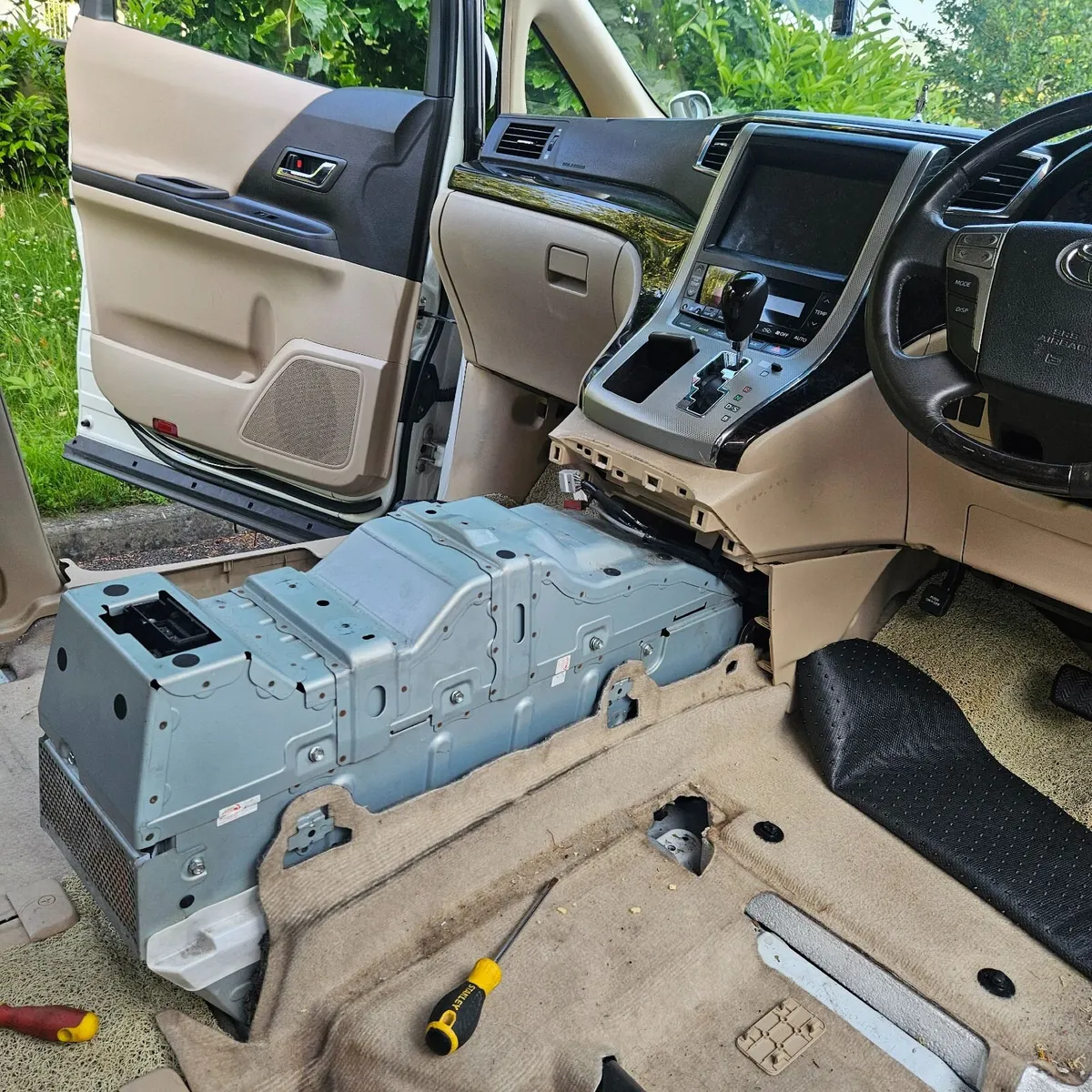 Toyota Estima Hybrid Battery Replacement - Image 2