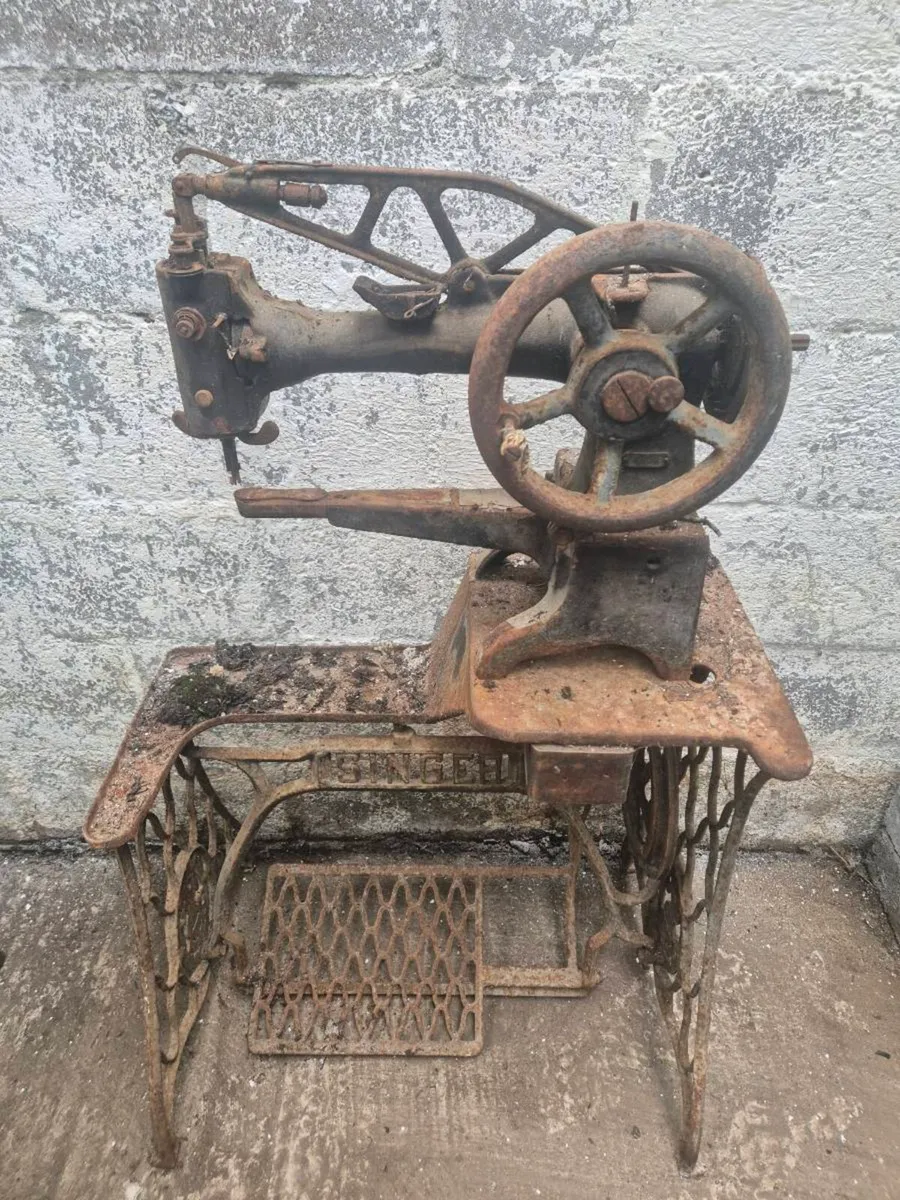 Antique singer sewing machine - Image 1