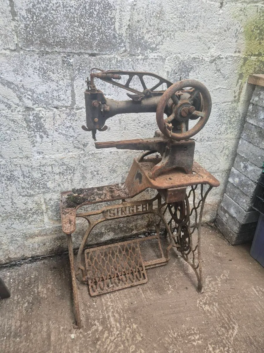 Antique singer sewing machine - Image 2