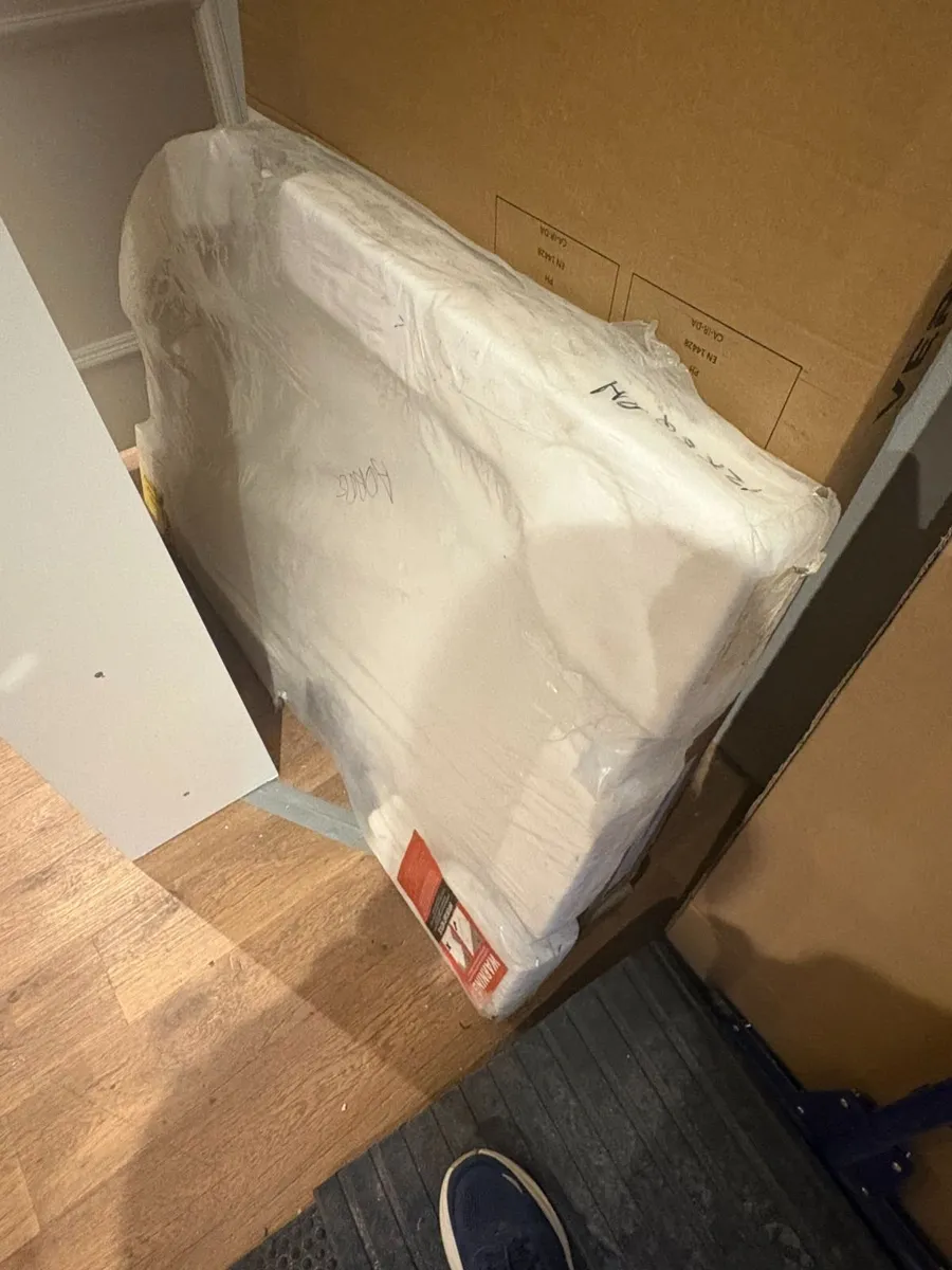 (New) Shower Tray and Shower Door. - Image 4