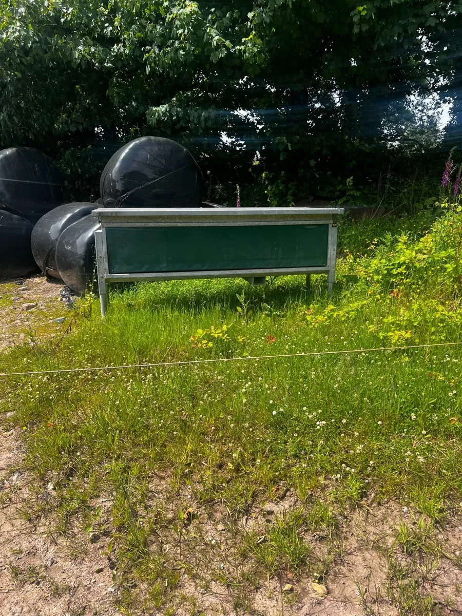 ad lib  Condon controlled feeder - Image 1