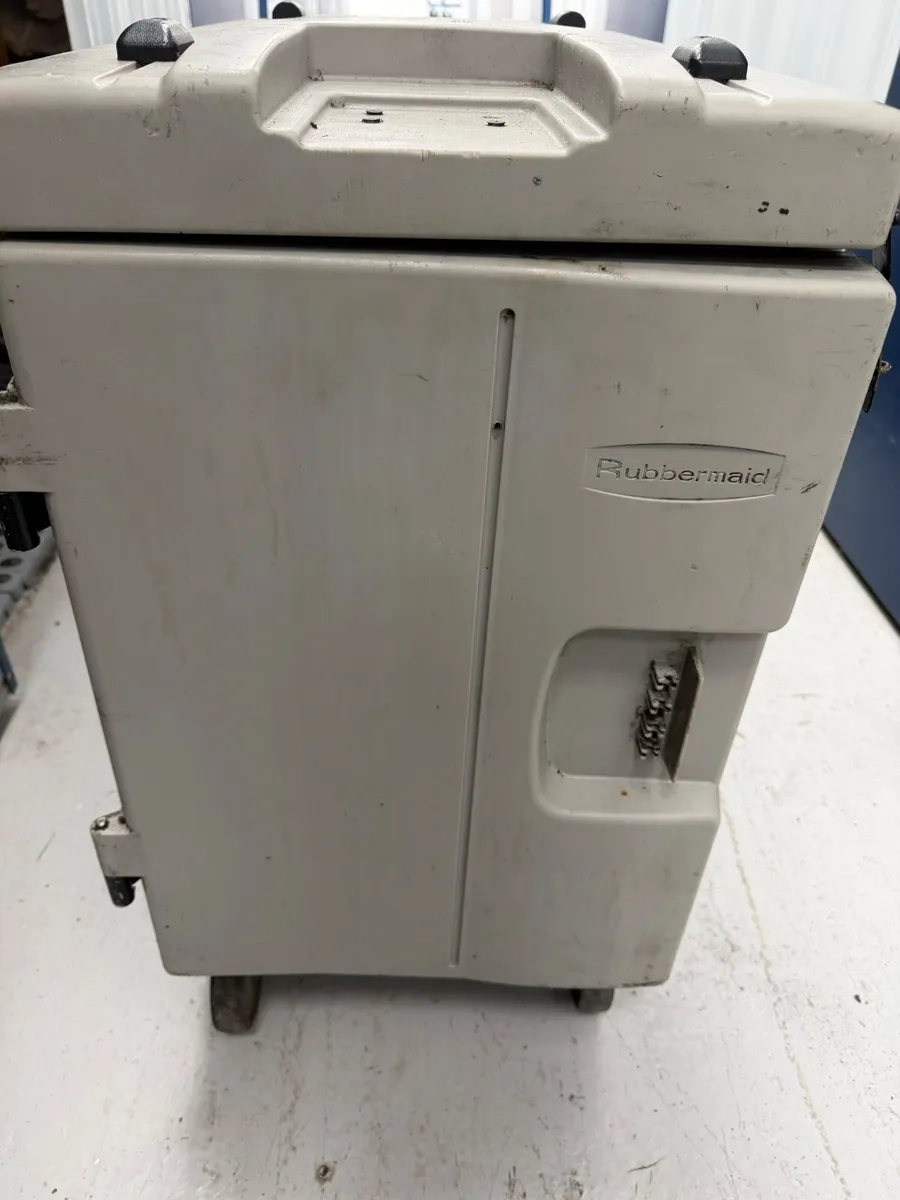 Rubbermaid Hot Box - Image 1