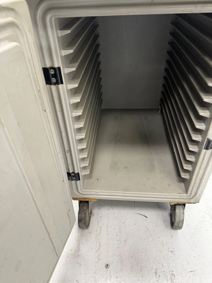 Rubbermaid Hot Box - Image 3