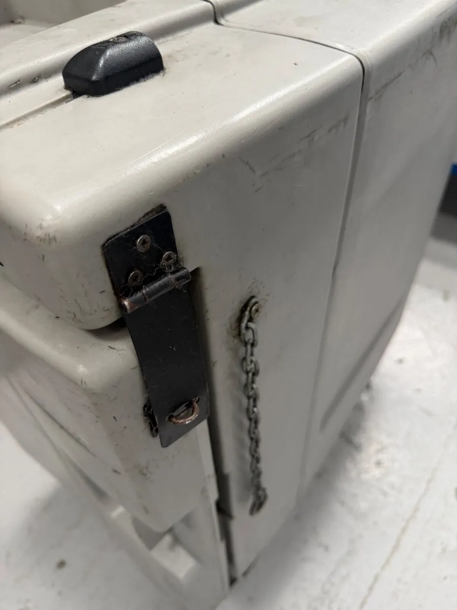 Rubbermaid Hot Box - Image 2