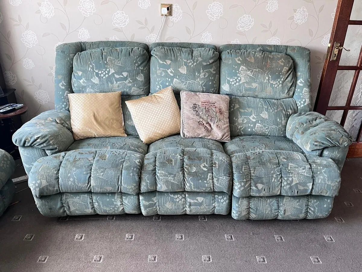 3 piece couch set, seats 5 people - Image 1