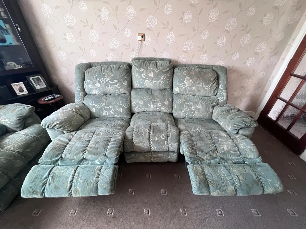 3 piece couch set, seats 5 people - Image 2