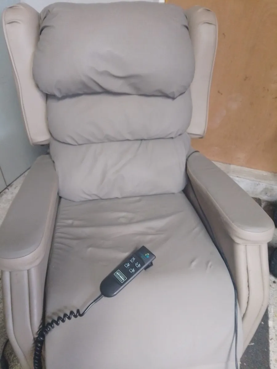 Electric reclining/Lifting Chair - Image 2