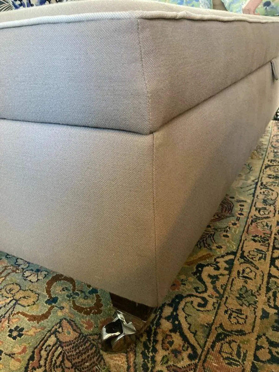 Ex Helen Turkington large grey  storage ottoman with wooden over tray - Image 4