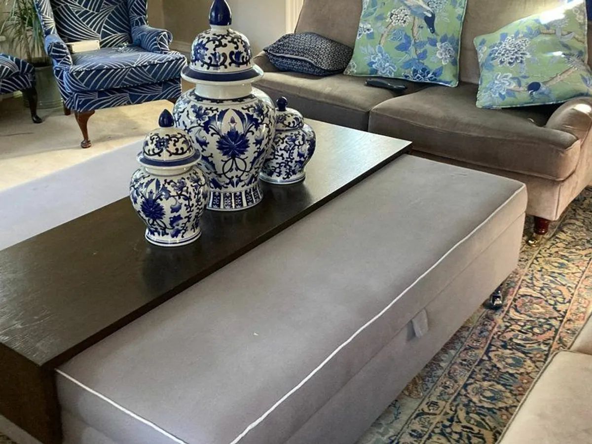 Ex Helen Turkington large grey  storage ottoman with wooden over tray - Image 3