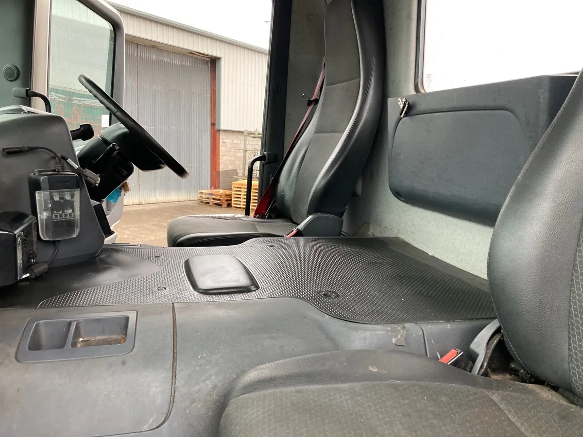 Scania P360 8x4 chassis cab - Image 3