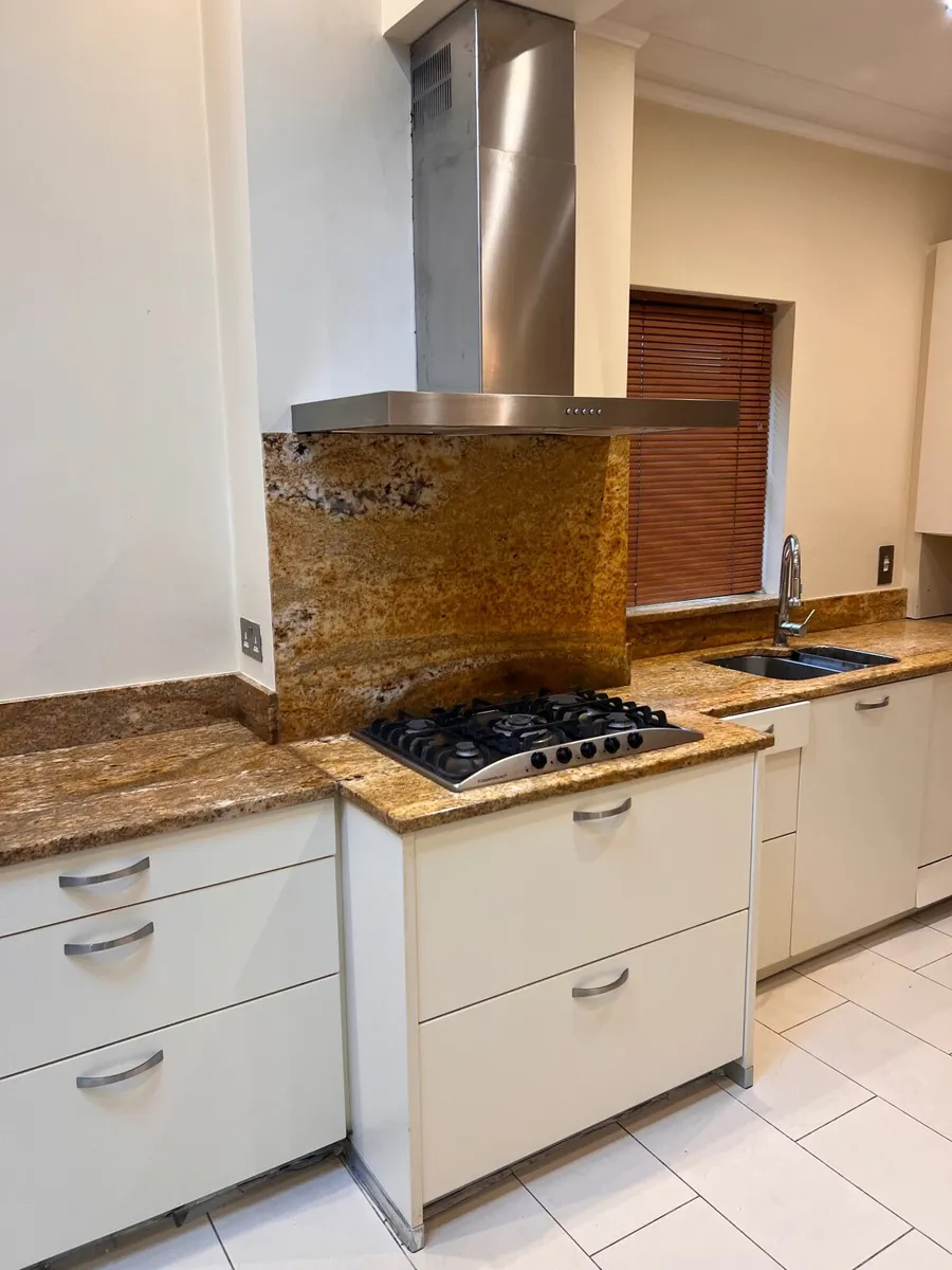 Kitchen with appliances - Image 1