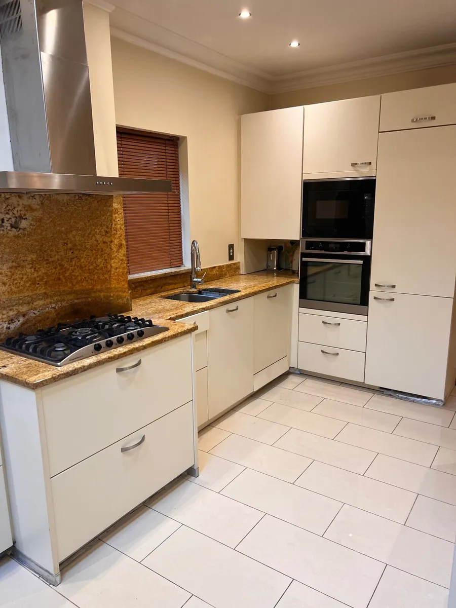 Kitchen with appliances - Image 2
