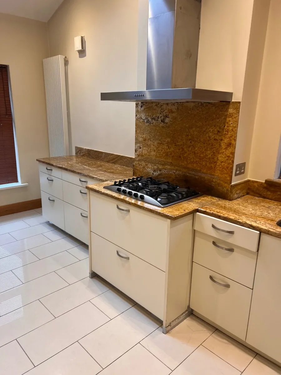 Kitchen with appliances - Image 3