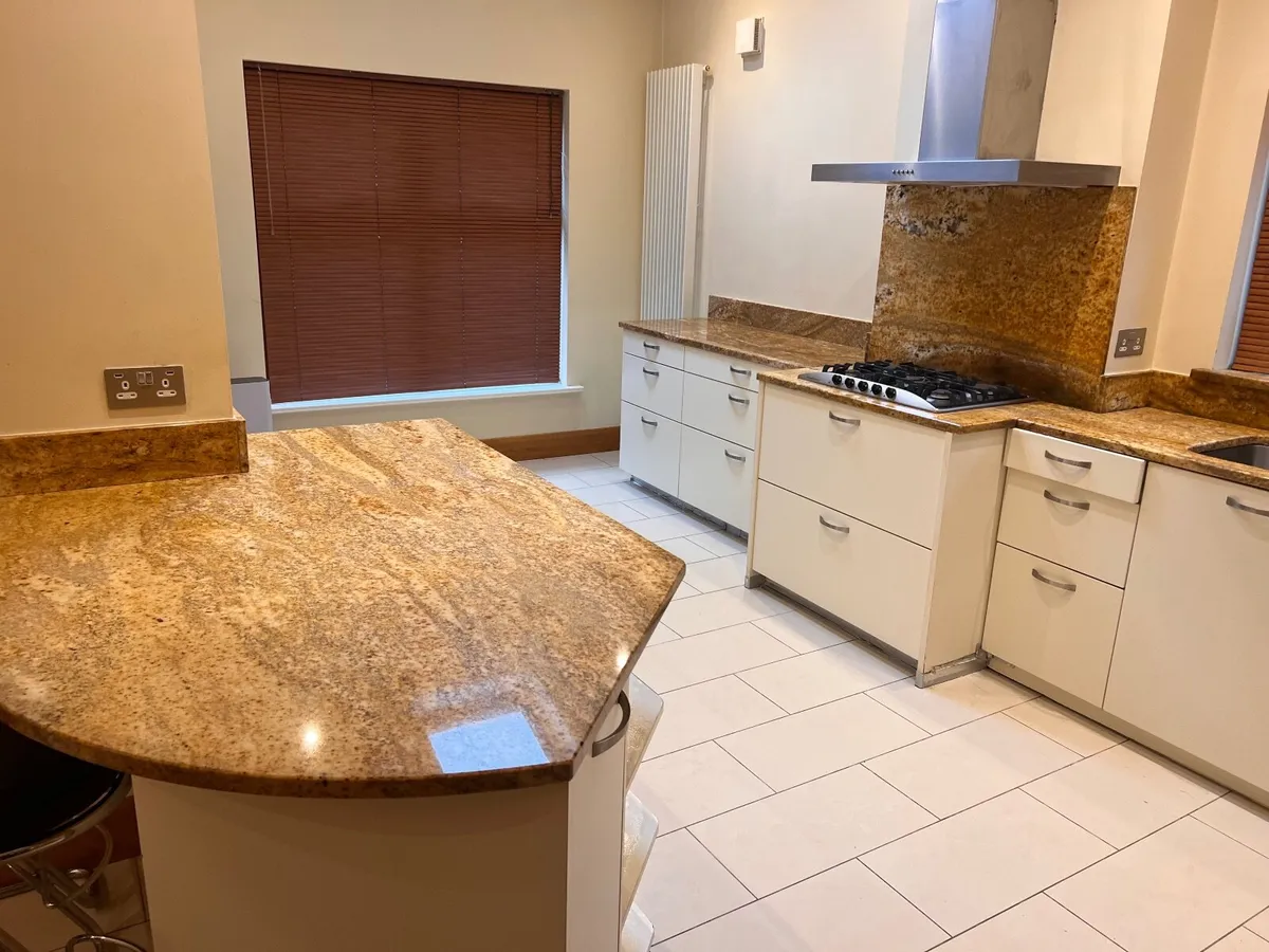 Kitchen with appliances - Image 4