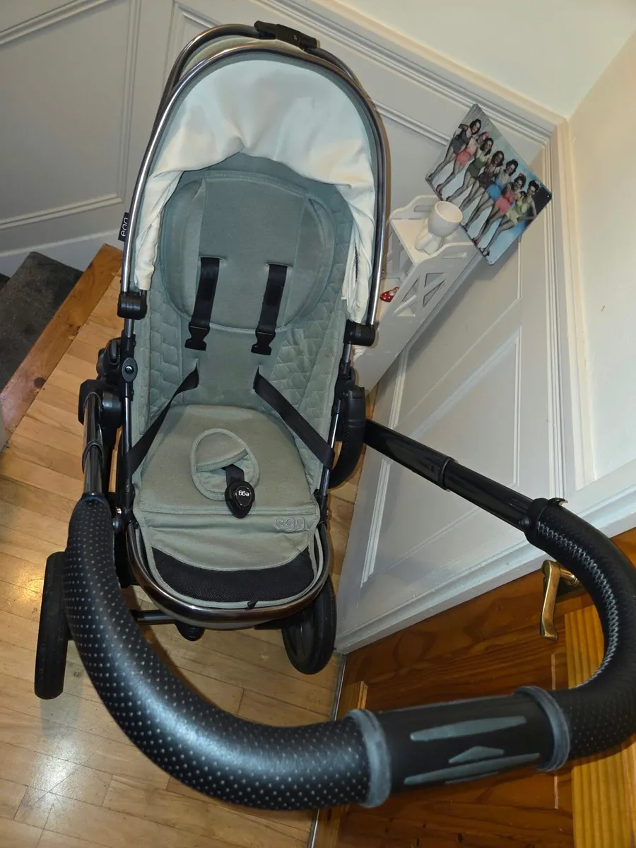 Egg pram not a mark on it practically new - Image 3