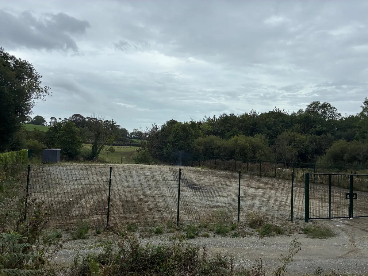1 acre of commercial secure  stone yard to lease - Image 1