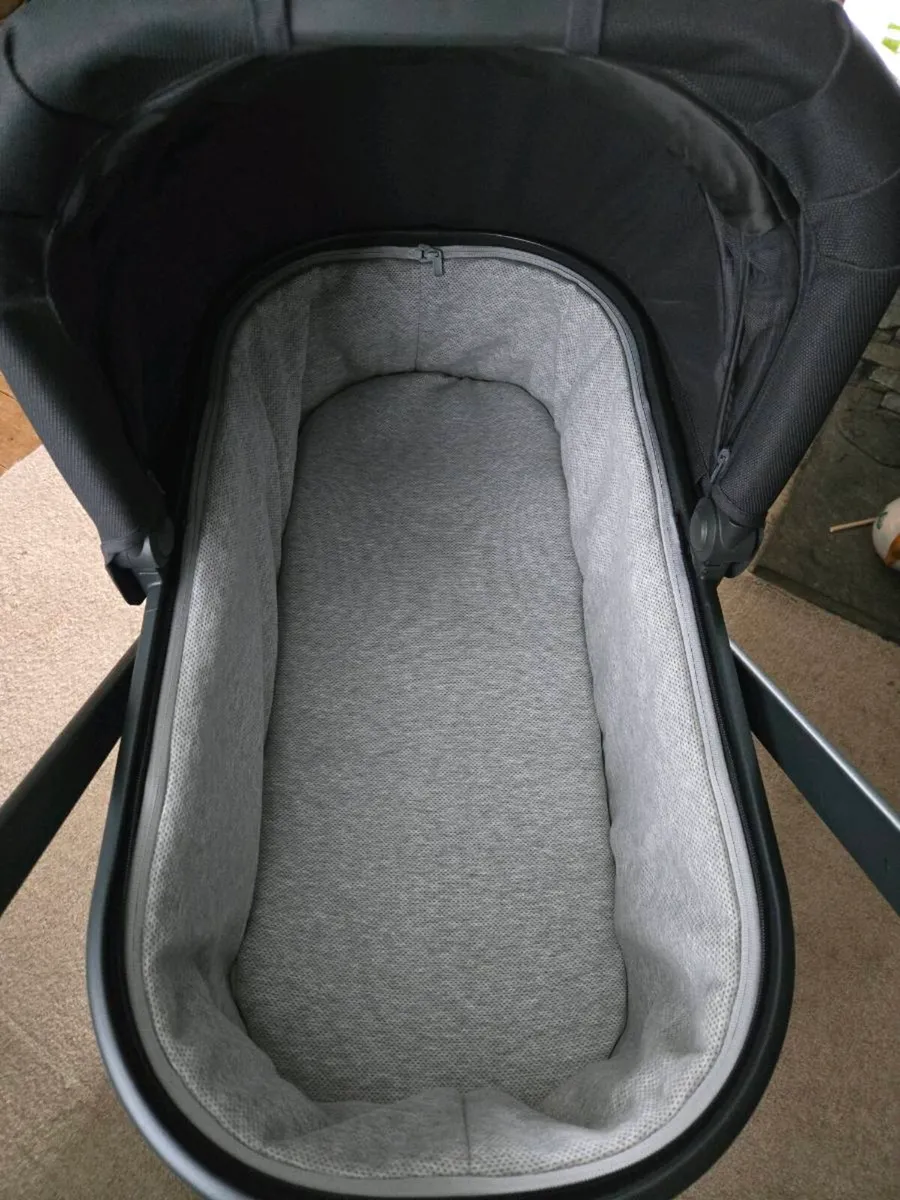 Uppababy Vista V2 Jake + Cabriofix + Axissfix - Image 4