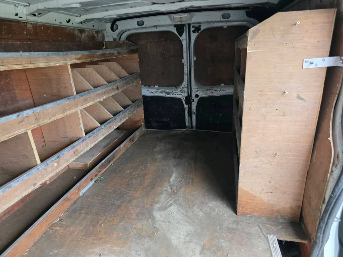 211 RENAULT TRAFFIC 3 SEATER - Image 2