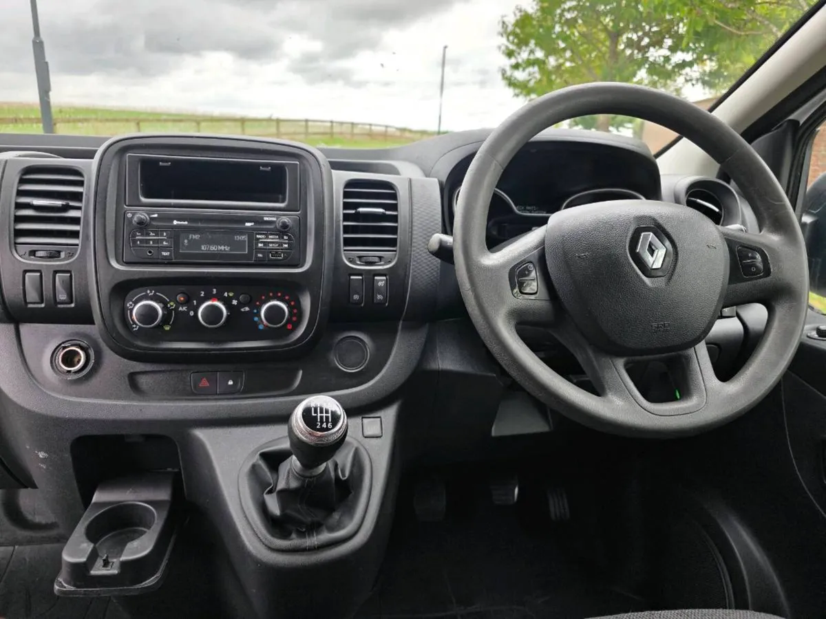211 RENAULT TRAFFIC 3 SEATER - Image 4