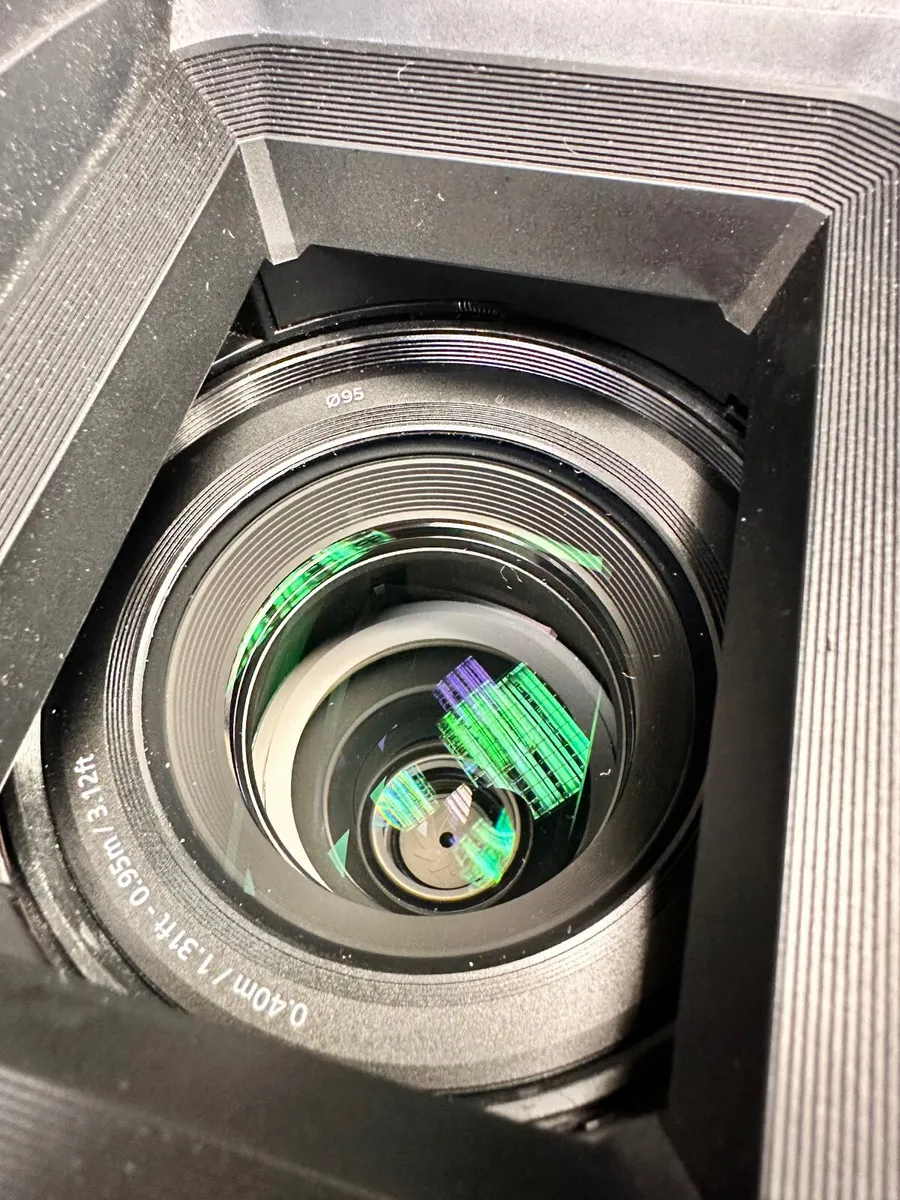 Sony FX9 + FE 28-135mm G + 2 V-Mounts + 840GB XQD - Image 2