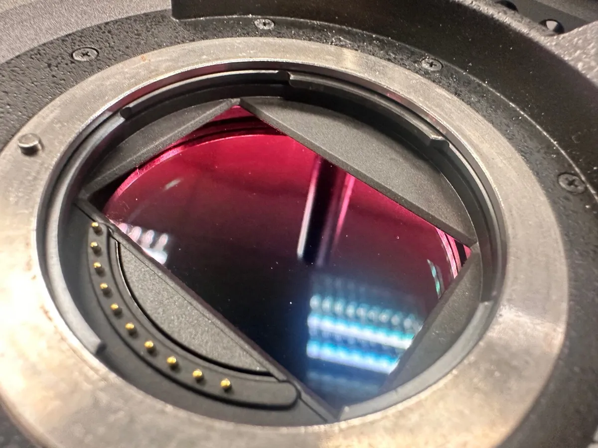 Sony FX9 + FE 28-135mm G + 2 V-Mounts + 840GB XQD - Image 3