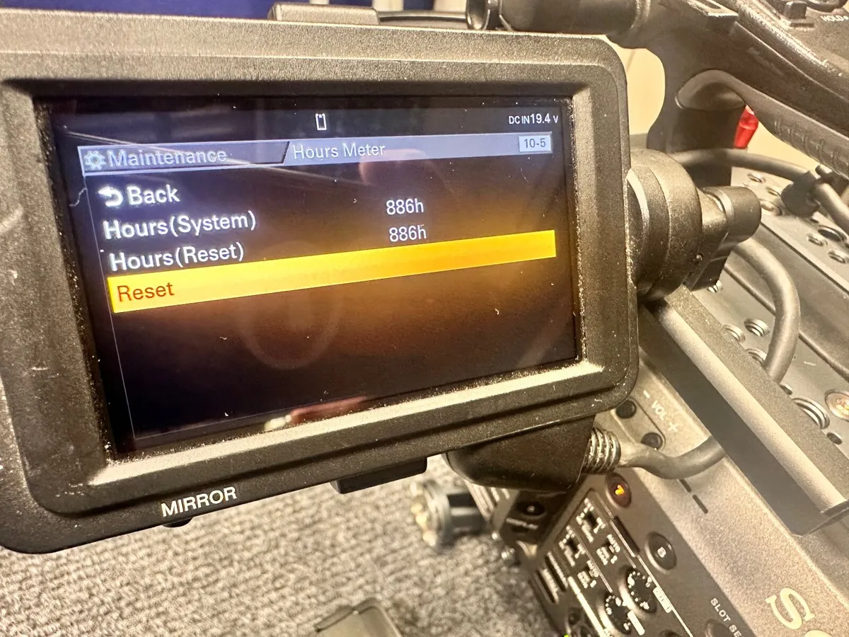 Sony FX9 + FE 28-135mm G + 2 V-Mounts + 840GB XQD - Image 4