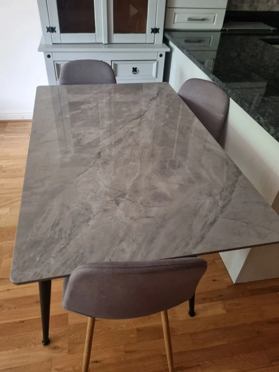 Table and chairs - Image 1