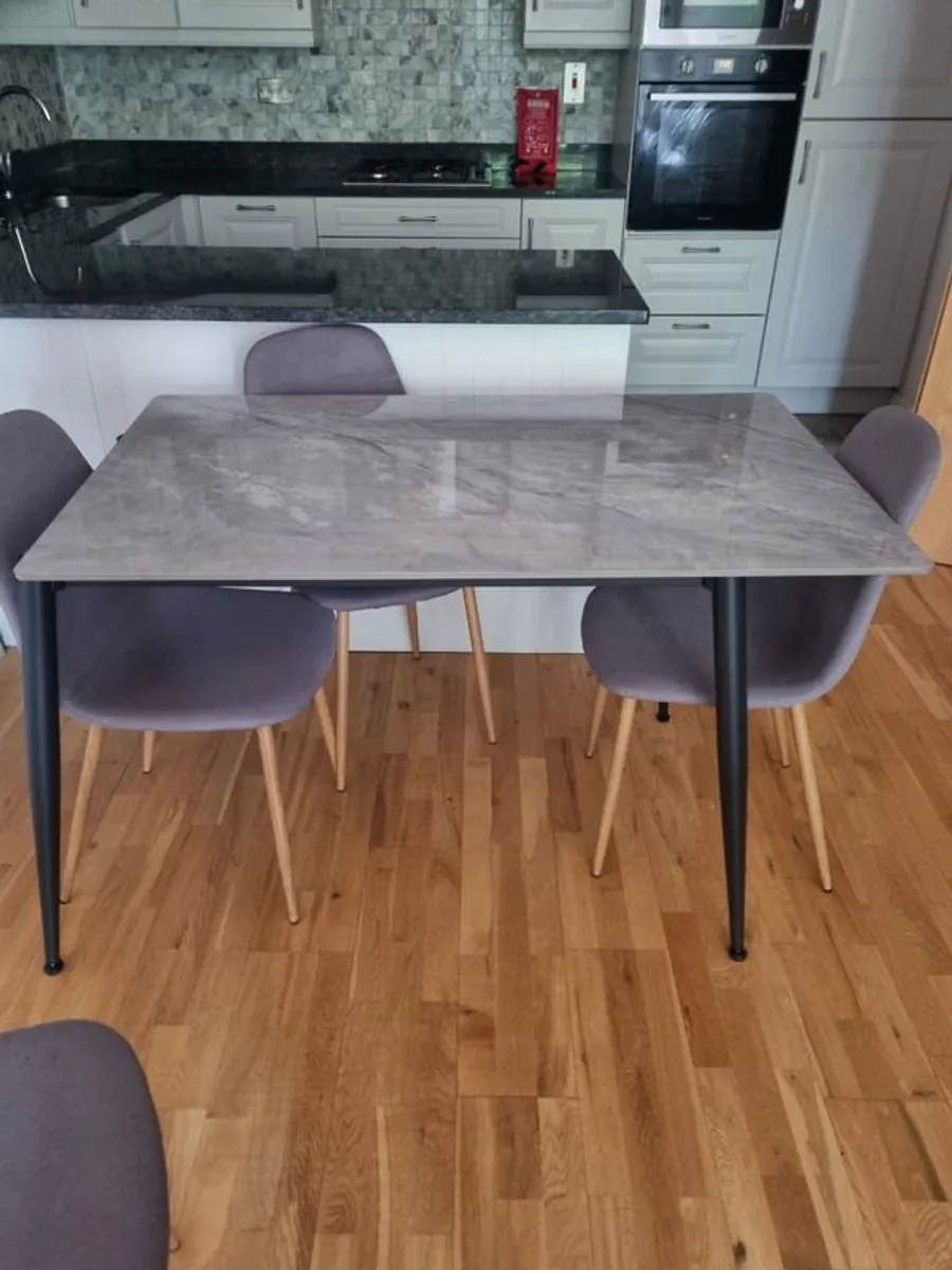 Table and chairs - Image 2