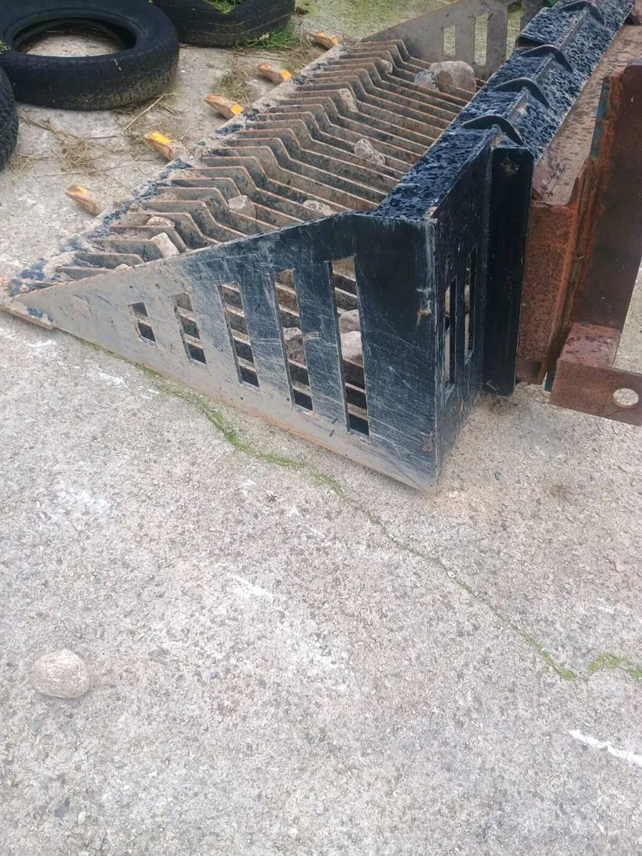 Stone Rake riddling bucket - Image 2
