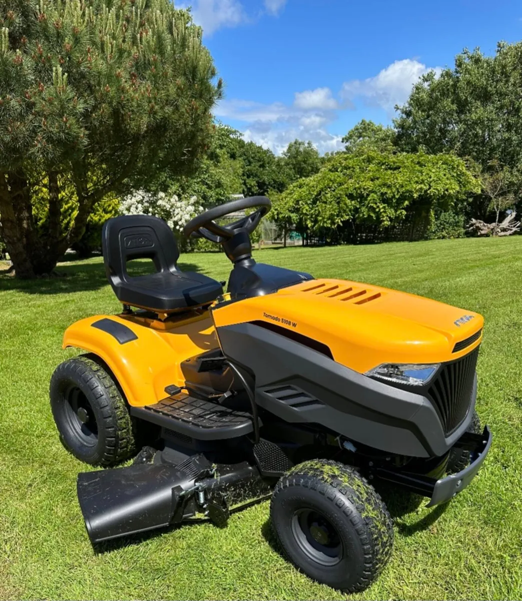 Ride on lawnmower