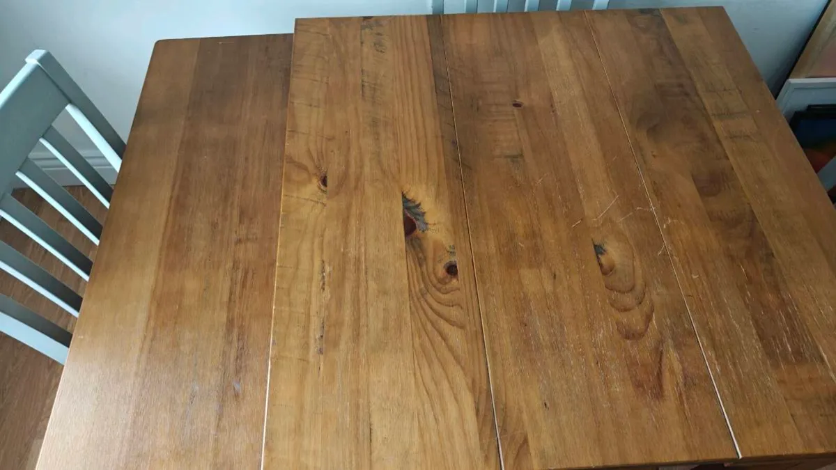 Table and Chairs - Image 2