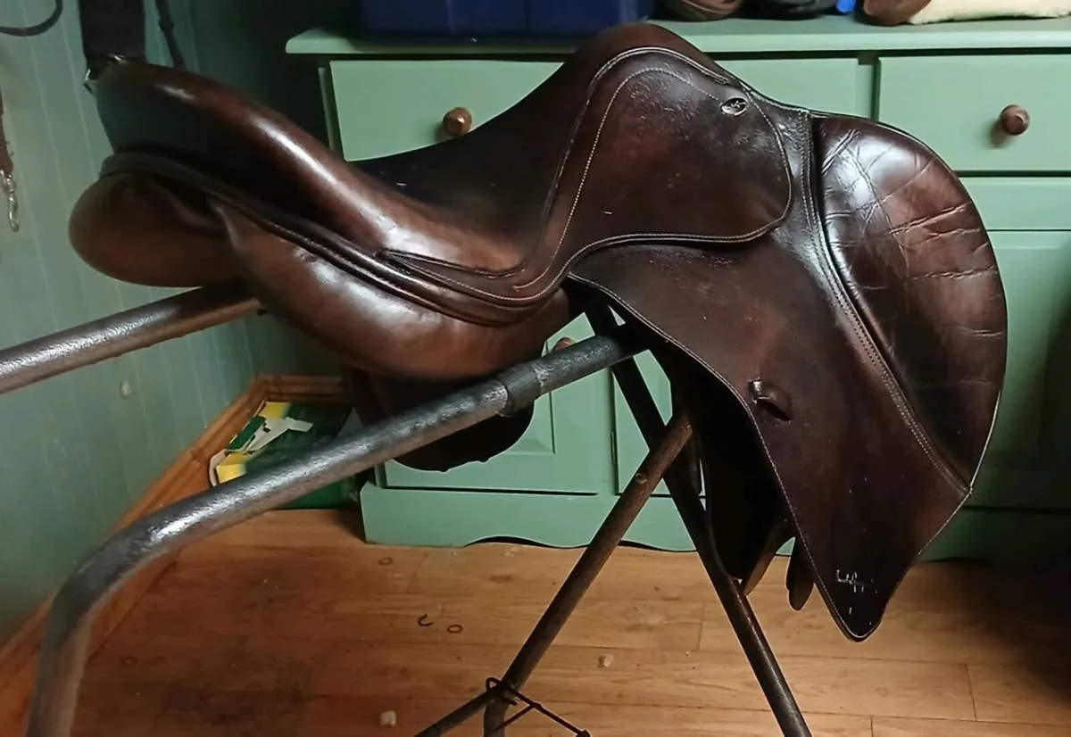 Santa Cruz 17.5 Jumping Saddle - Image 1