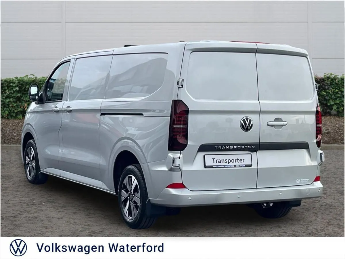 Volkswagen Transporter Highline LWB 150HP Auto (Pr - Image 3