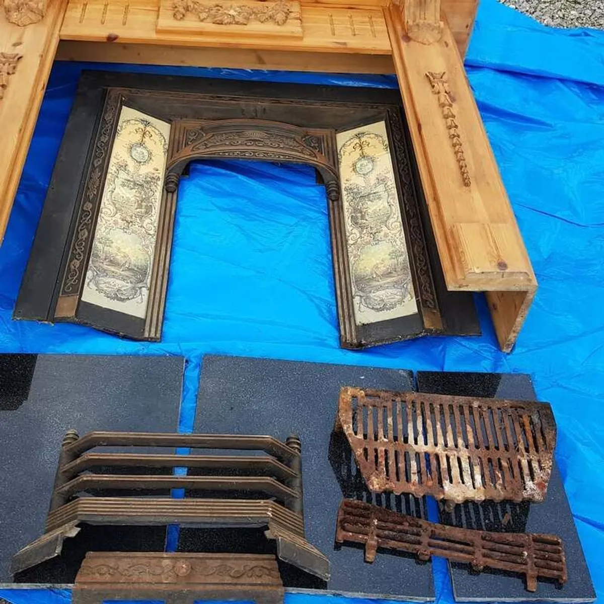 Cast Iron Fireplace with Wooden Surround and Hearth Tiles - Image 3