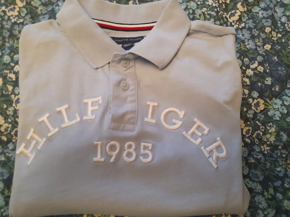 Boys baby blue Tommy Hilfiger polo top 8/10yrs - Image 2