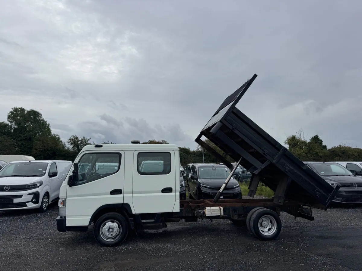 MITSUBISHI FUSO CREWCAB TIPPER - Image 2