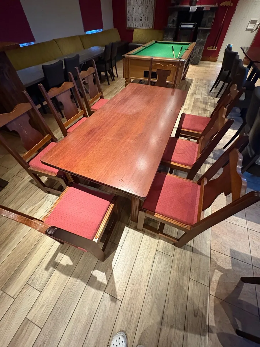 Table and 8 chairs - Image 1