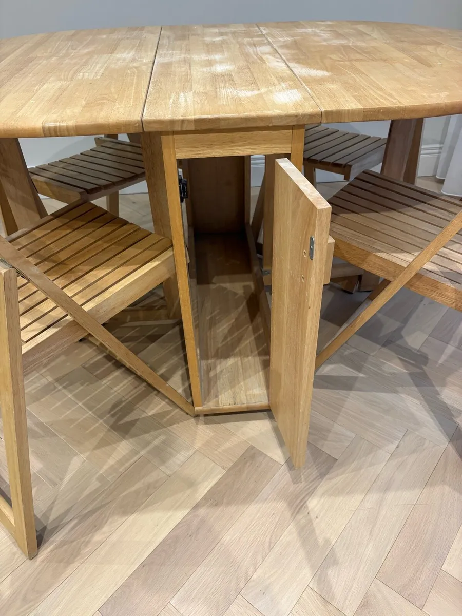 Folding table and chairs - Image 3