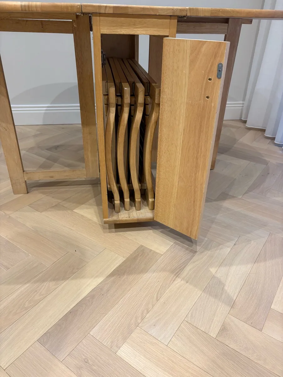 Folding table and chairs - Image 4
