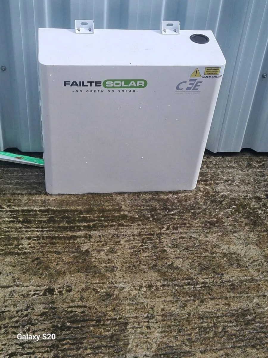 Solar battery cabinet