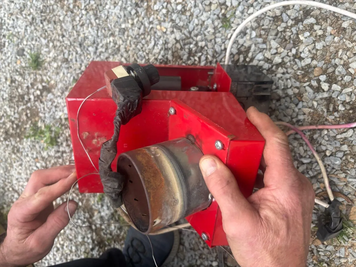Oil burner assembly for Stanley Range/Cooker - Image 4