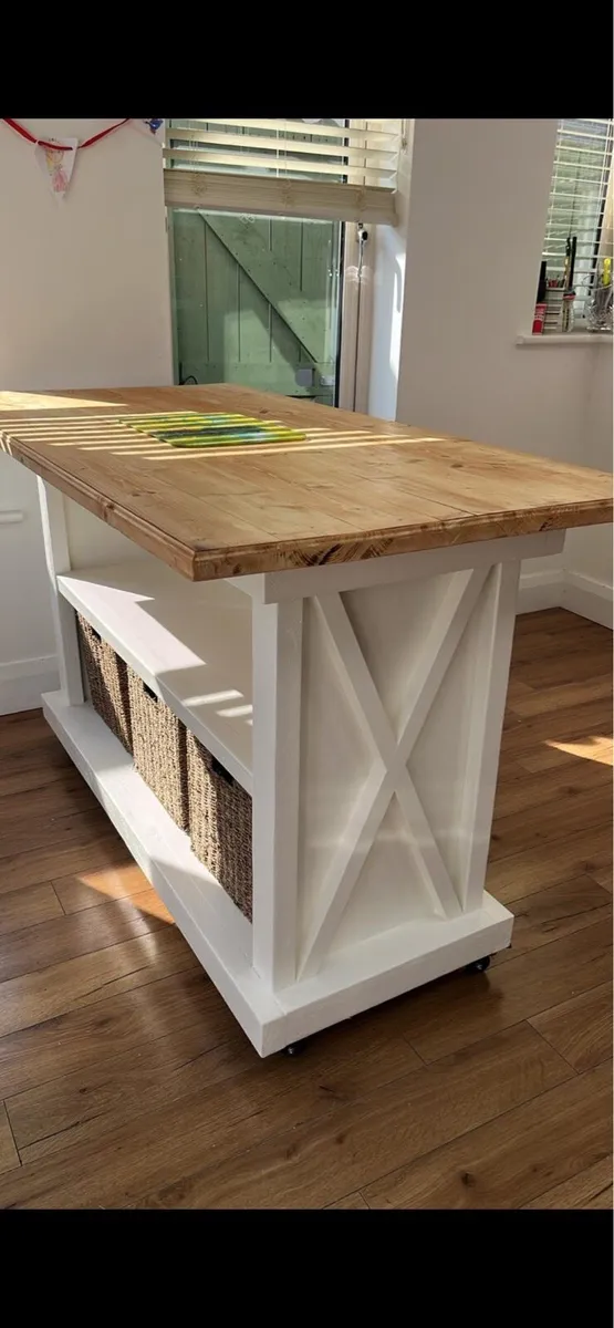 Kitchen islands / units - Image 2