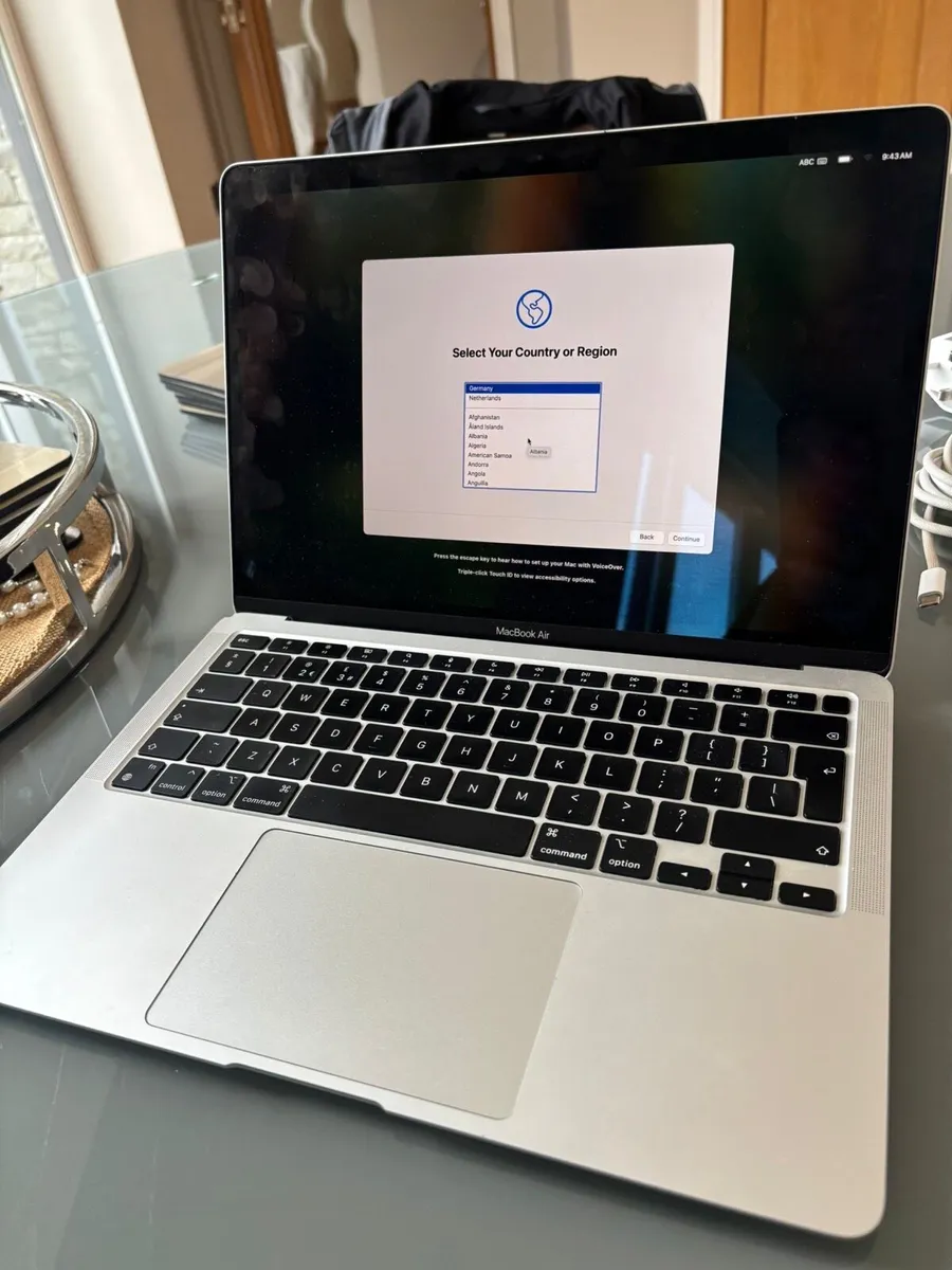 Apple MacBook - Image 1